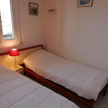 2 Pieces Avec Piscine, Tennis Et Parking Prive A 50m De La - Fr-1-731-58 Appartement Le Grau-du-Roi