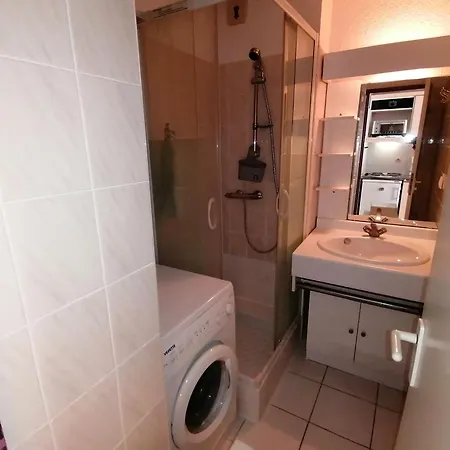 2 Pieces Avec Piscine, Tennis Et Parking Prive A 50m De La - Fr-1-731-58 Apartment Le Grau-du-Roi