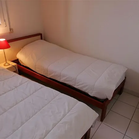 2 Pieces Avec Piscine, Tennis Et Parking Prive A 50m De La - Fr-1-731-58 * Le Grau-du-Roi