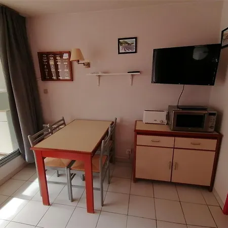 2 Pieces Avec Piscine, Tennis Et Parking Prive A 50m De La - Fr-1-731-58