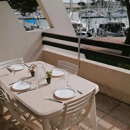 2 Pieces Avec Piscine, Tennis Et Parking Prive A 50m De La - Fr-1-731-58 * Le Grau-du-Roi