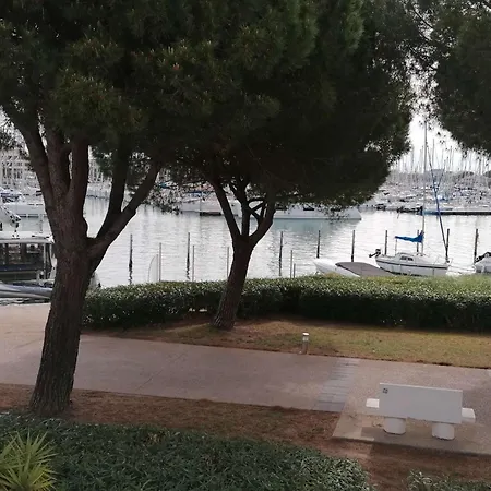 2 Pieces Avec Piscine, Tennis Et Parking Prive A 50m De La - Fr-1-731-58 *